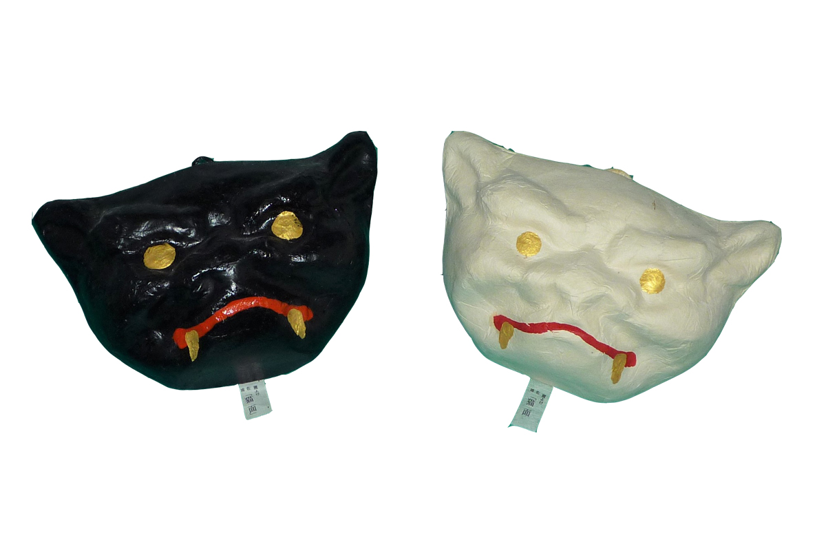 河田屋土産店　魔除けの猫面